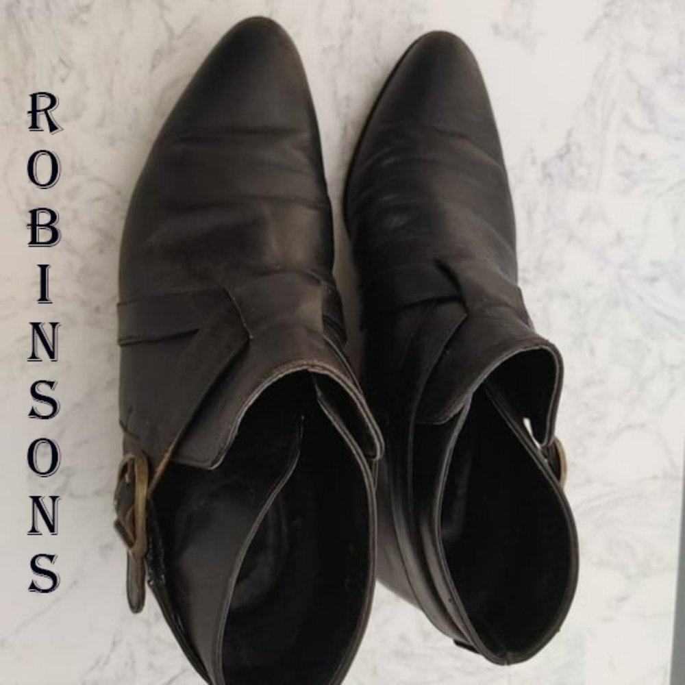 Robinsons (6) Women flat ankle boots in black color
